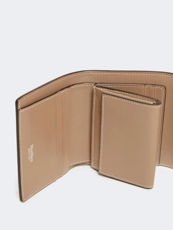 Leather purse, mud