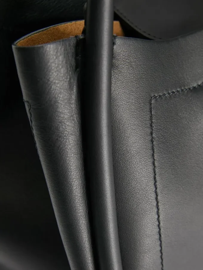 Medium leather marine bag, black Medium leather marine bag, black